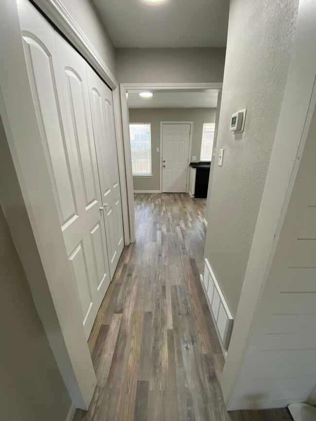 Building Photo - 2 bed 1.5 bath Townhome