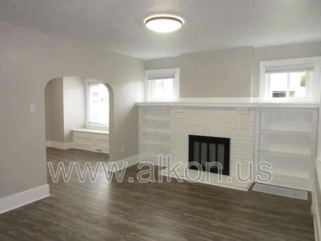 Building Photo - 302 W Virginia Ave