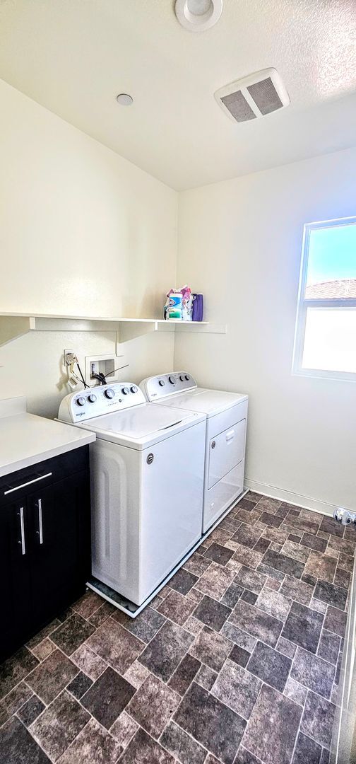 Building Photo - Gorgeous 4 Bedroom 4Bath Home With Solar a...