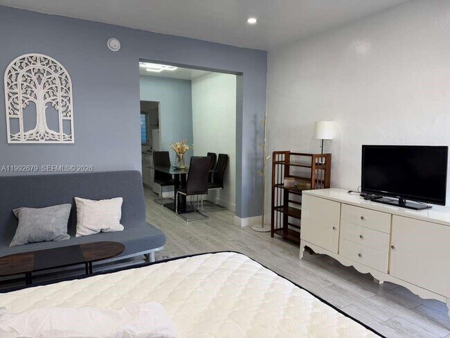 Building Photo - 761 Euclid Ave