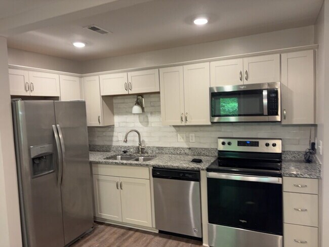 Building Photo - Gated Sango Townhome- Prime Location for Commutes