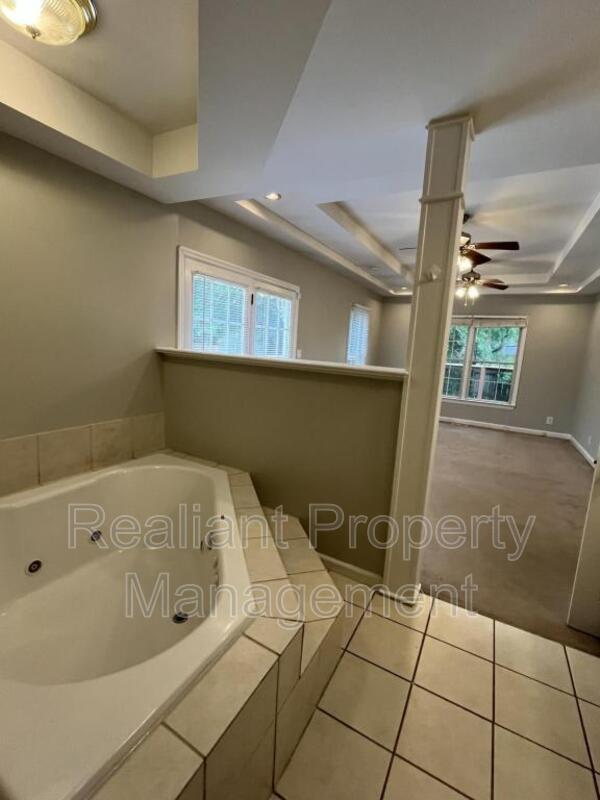 Building Photo - 1940 Pershing Rd