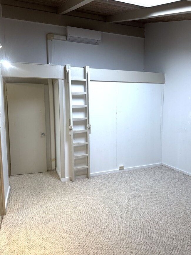 Building Photo - Peaceful Manoa - Well maintained 3 bedroom...