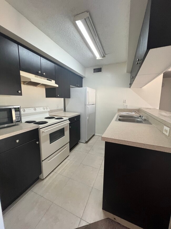 Building Photo - 5321 Summerlin Rd