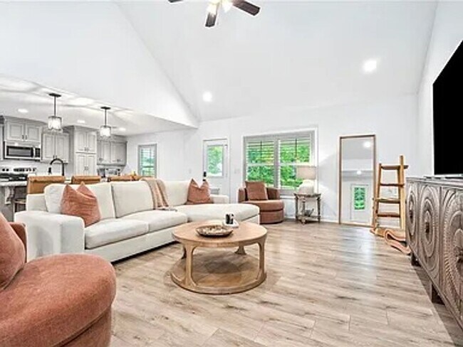 Building Photo - Country living in a modern house