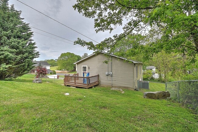 Building Photo - 303 Moorland Dr