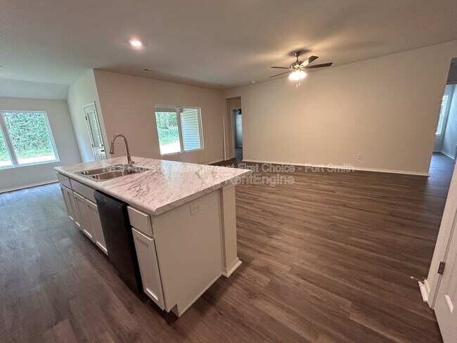 Building Photo - 10638 Cedar Wy