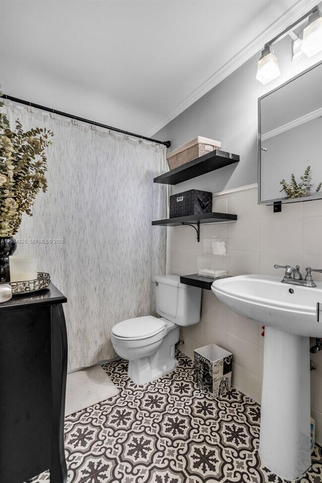 Building Photo - 820 Salzedo St