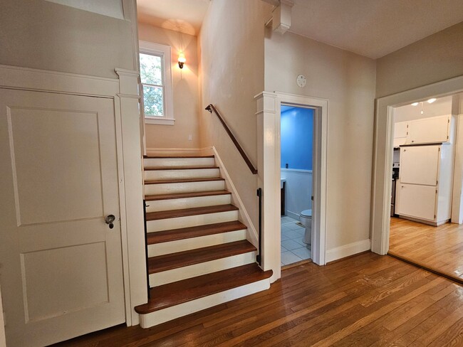 Building Photo - LARCHMONT