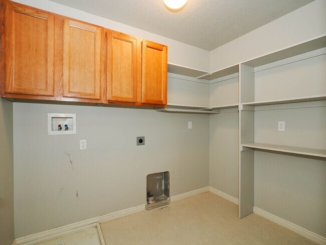 Building Photo - 1485 N June St