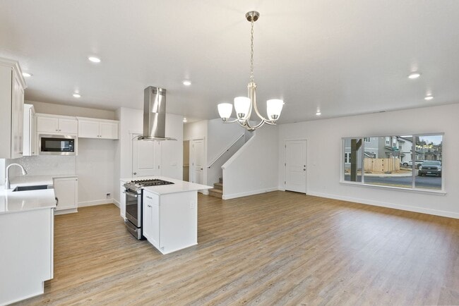 Building Photo - 4 bedroom home in desirable neighborhood