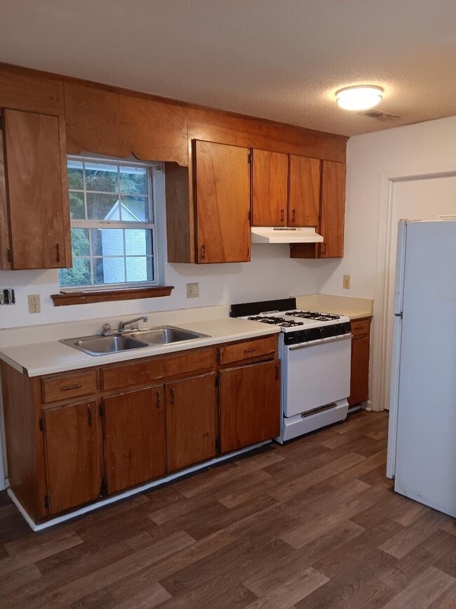 Building Photo - 606 Trakas Ave