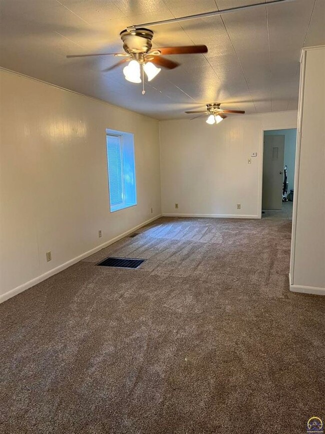 Building Photo - **Available Immediately** 4 bedroom / 1 bath home located near Washburn University