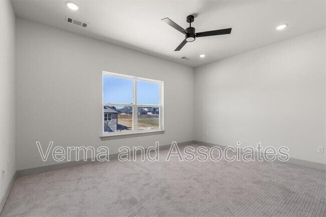 Building Photo - 1050 Whistler St