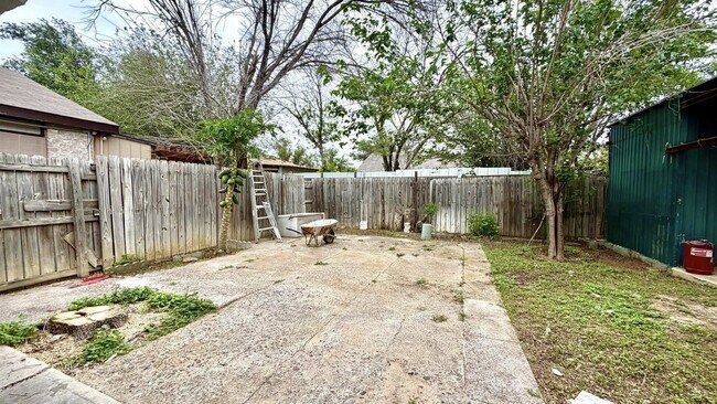 Building Photo - 1419 Reagan Dr