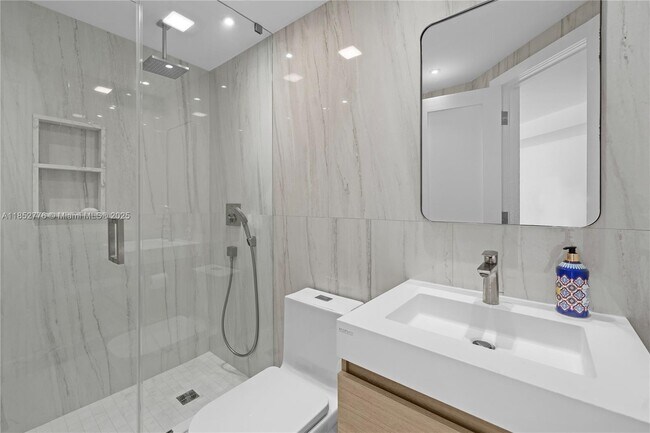 Building Photo - 999 Brickell Bay Dr