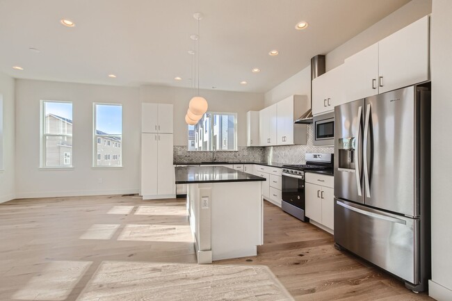 Building Photo - Stylish 3 bed/4 bath Town Home