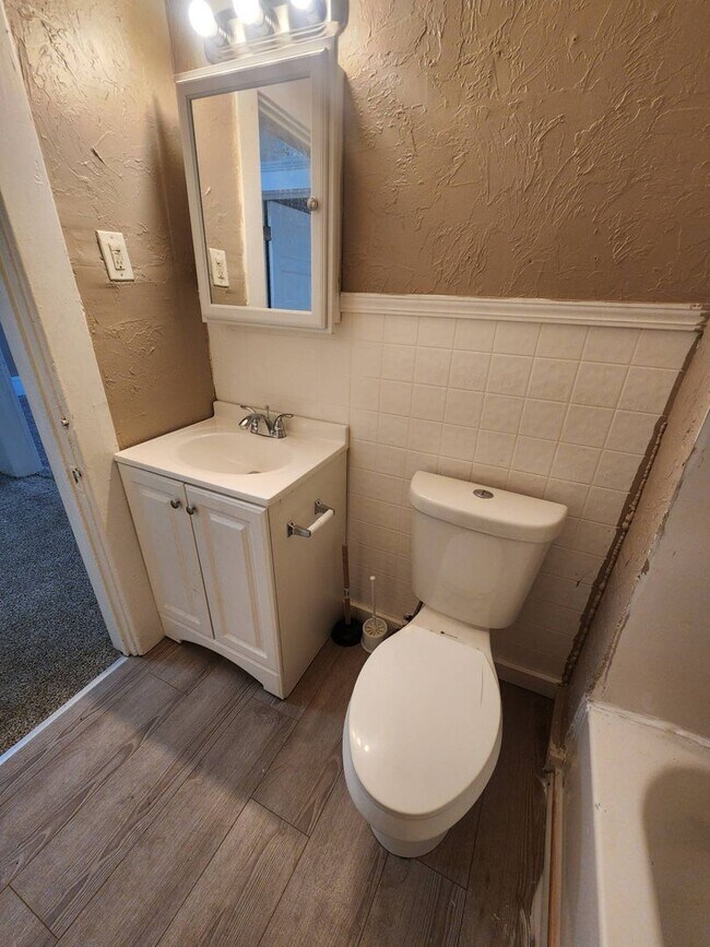Building Photo - Charming 4-Bedroom Property in Prime Location