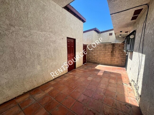 Building Photo - 3 Bedroom Two Story Townhome for Rent in E...
