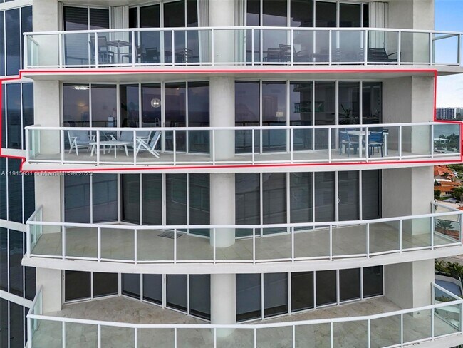 Building Photo - 18671 Collins Ave