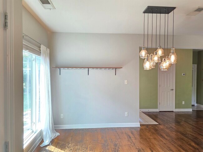 Building Photo - 1090 River Isle Dr