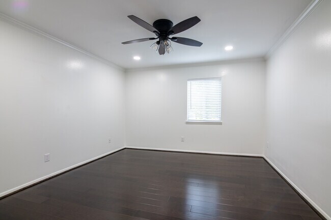 Building Photo - 1001 Woodland Vlg