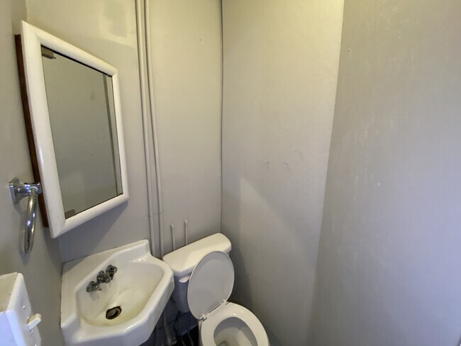 Building Photo - 324 N Franklin St