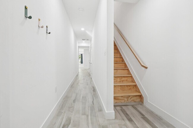 Building Photo - 131 Zabriskie St