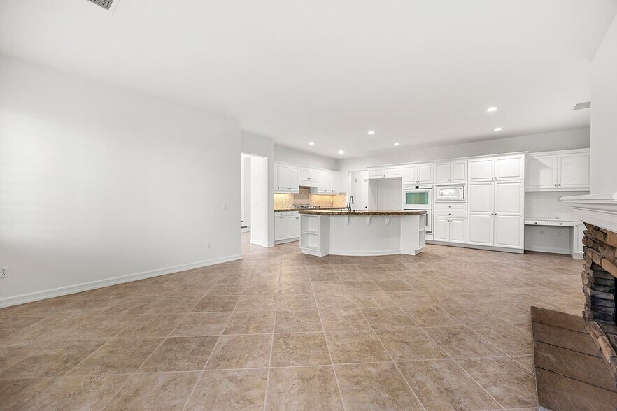 Building Photo - 2556 Pearblossom St