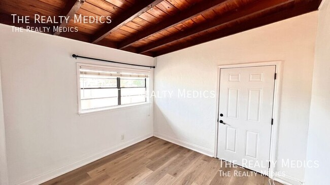 Building Photo - AVAILABLE NOW! Stunning RENOVATED 3 Bedroo...