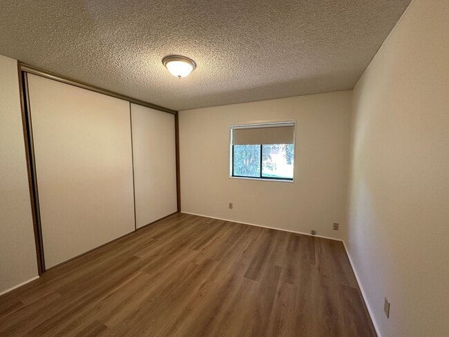 Building Photo - 3817 Summit Dr