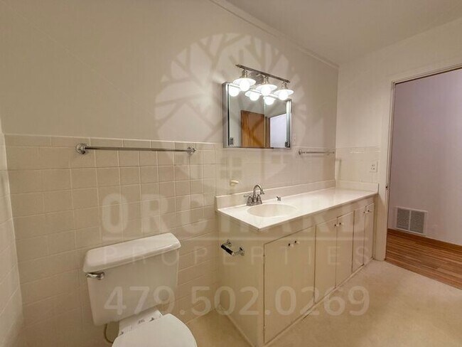 Building Photo - 3 bedroom, 2 Bath House Near University of Arkansas campus