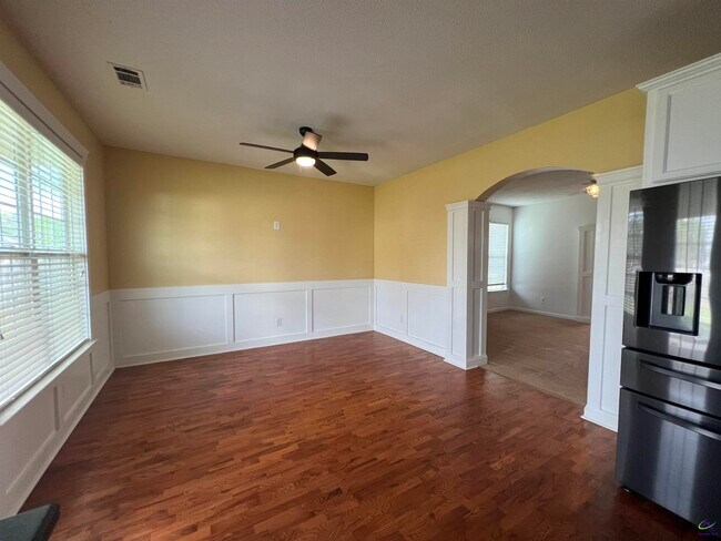 Building Photo - 206 Meyers Lake Dr
