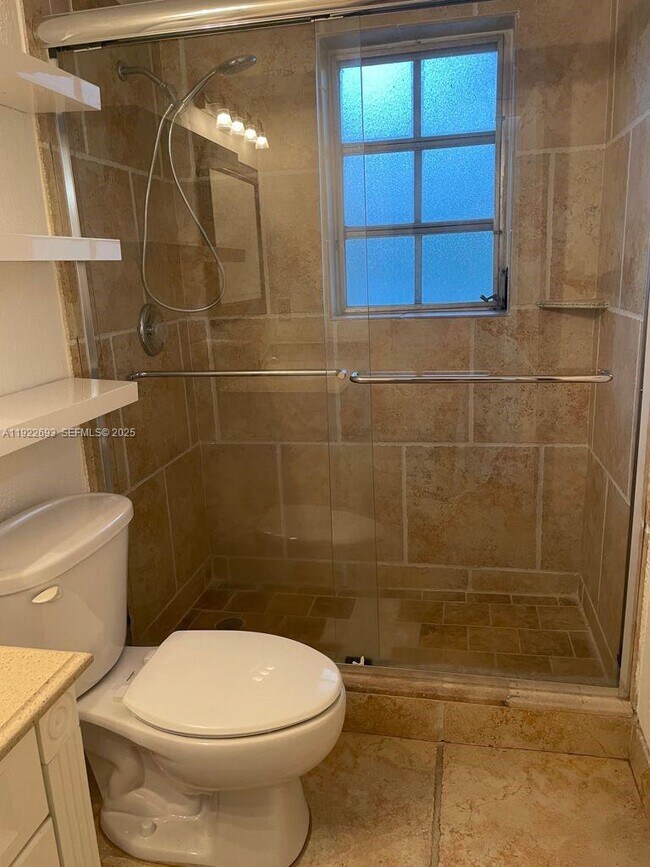 Building Photo - 3141 N Palm Aire Dr