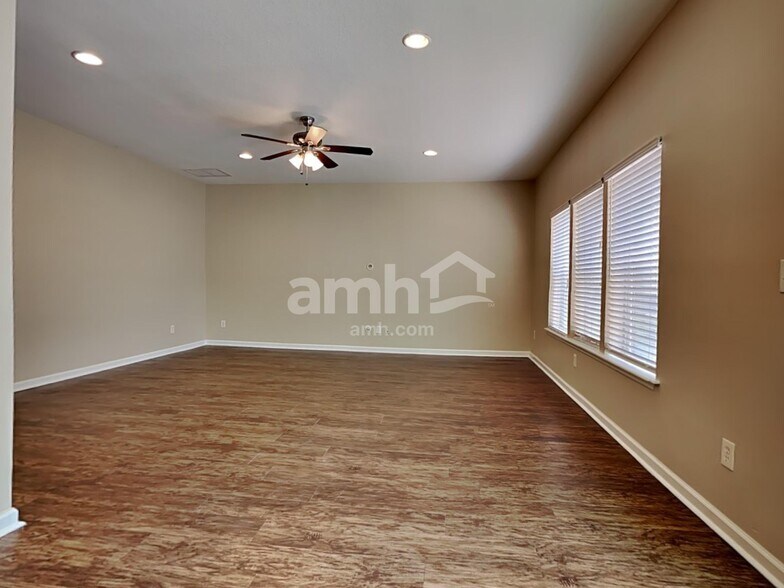 Building Photo - 304 N Hidden Tree Dr