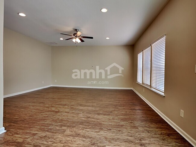 Building Photo - 304 N Hidden Tree Dr