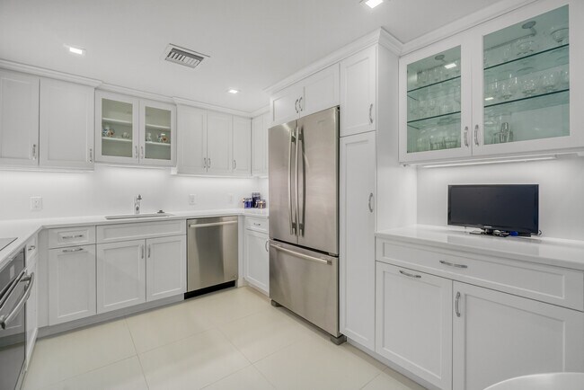 Building Photo - 340 S Ocean Blvd