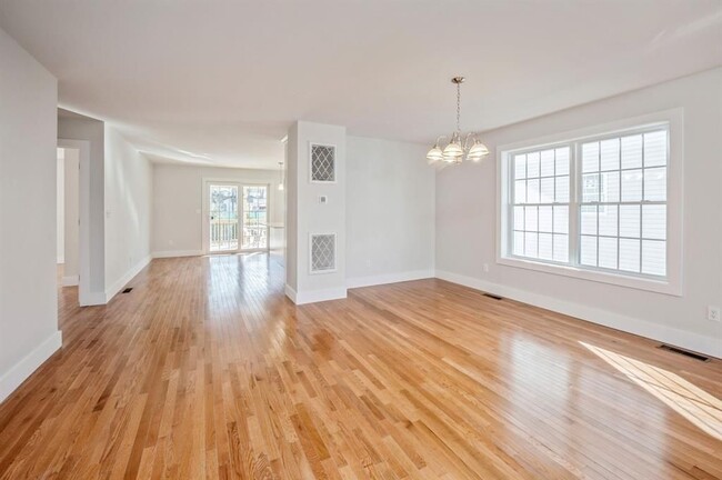 Building Photo - 28 Clement St