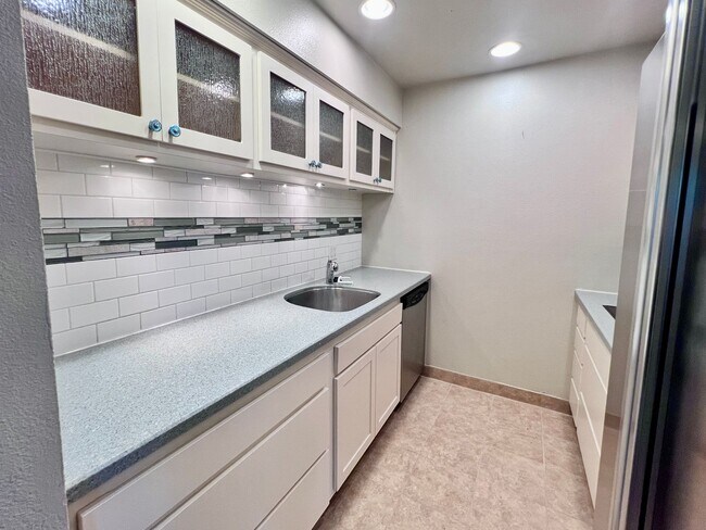 Building Photo - $1,995 Blackstone & Sierra 2 Bedroom Condo...