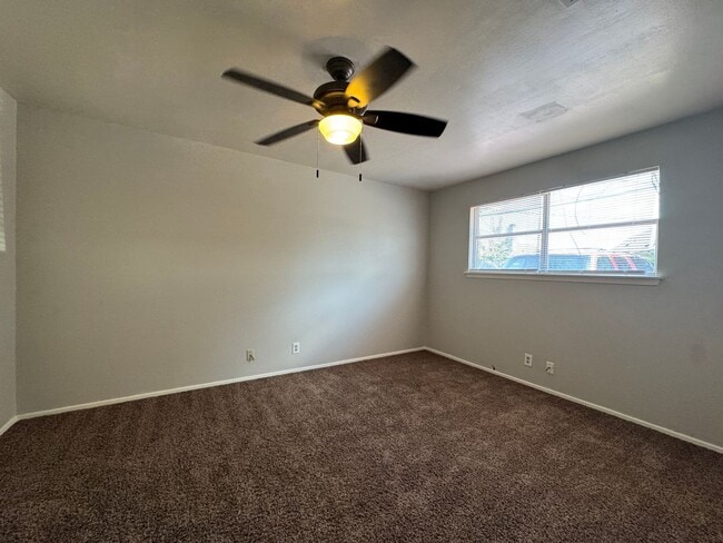 Building Photo - Duplex *LEASING SPECIAL AVAILABLE*