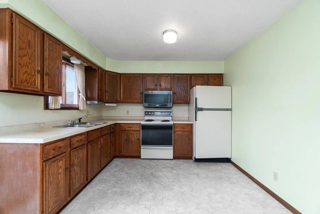 KITCHEN - 3419 Gerrard Ave