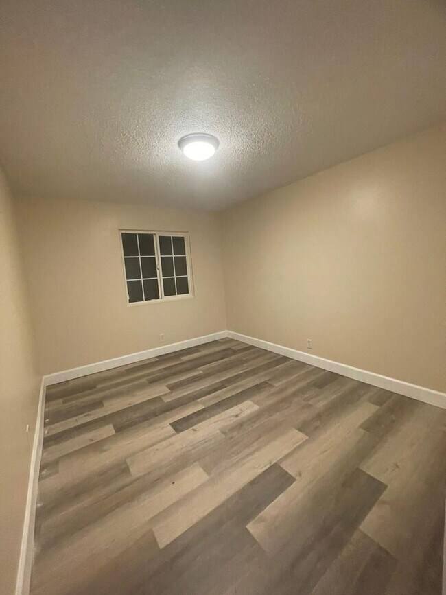 Building Photo - One bedroom, One bath. Downstairs unit. 89101