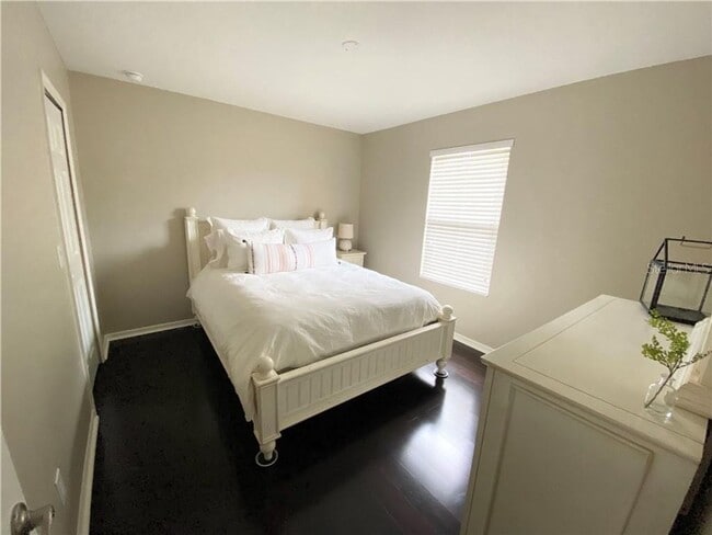 Building Photo - SUPER LOCATION FOR THIS 2 story 3 bdrm TOWNHOUSE!!