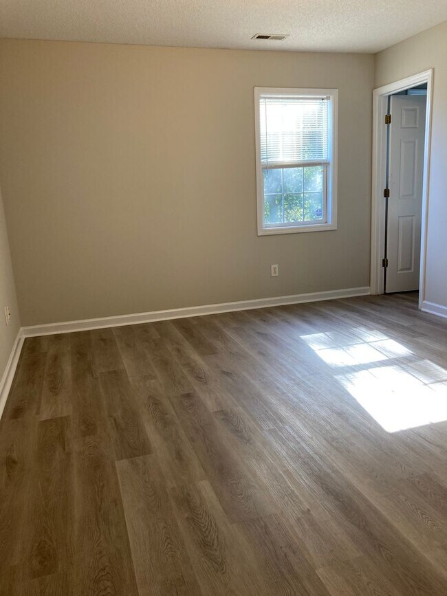 Building Photo - 711 Covington Ct