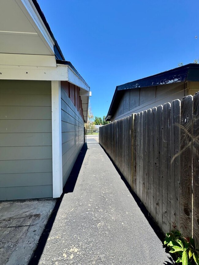 Building Photo - Pet-Friendly 4 Bedroom Home with Fenced Yard & Air Conditioning
