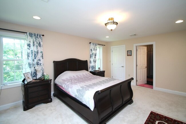 Building Photo - 4 Bedroom House For Rent