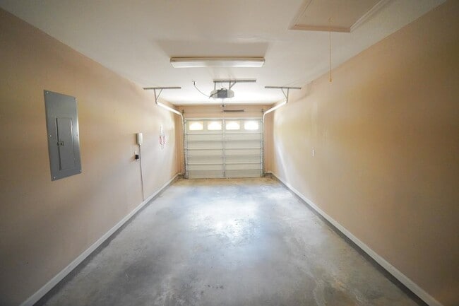 Building Photo - 1060 Kingdom Dr