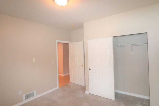 Building Photo - Lovely 2+ Bedroom Condo in Mountlake Terra...