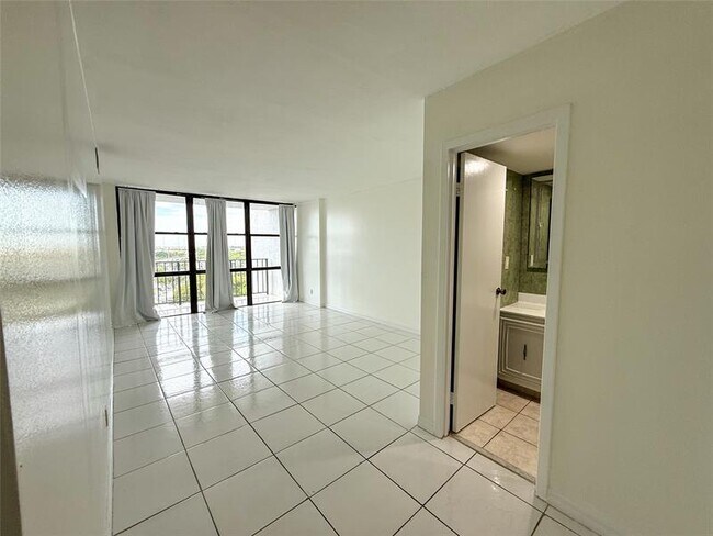 Building Photo - 800 Parkview Dr