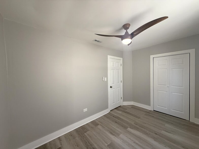 Building Photo - 3575 W Dickens Ave